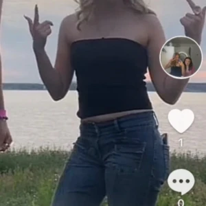 Svart tubtopp - Säljer en s svart tubtopp som är perfekt för sommardagar. Den är ärmlös och har en tight passform som sitter snyggt på kroppen. Perfekt att matcha med jeans eller kjol för en avslappnad look.