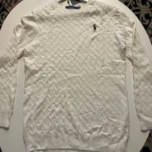 Vit stickad tröja från Ralph Lauren - Stickad tröja från polo Ralph lauren nytt har bara provat den på den va stor på mig 