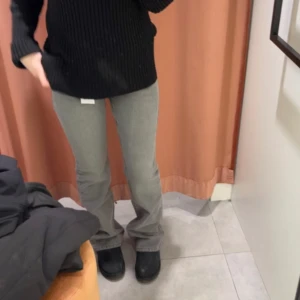 Grå jeansbyxor - Gråa jeans från Gina storlek 36, modell perfect jeans, Raka/vida ben. använt några få gånger 