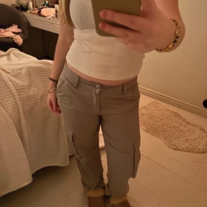 Gråa cargopants från Gina Tricot - Snygga gråa cargopants från Gina Tricot som är lågmidjade med flera flickor. Nypris 499 kr