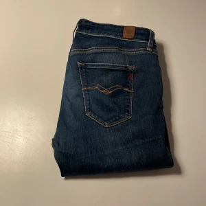 Blå jeansbyxor från Replay - Snygga blå jeansbyxor från Replay. Storlek 30/32, modell Grover! BVSA