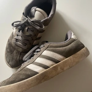 Grå Adidas sneakers campus - Säljer ett par grå Adidas sneakers campus. Använda men i bra skick