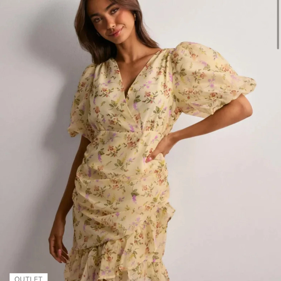 Blommig klänning med volangdetaljer