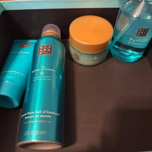 The Ritual of Karma set från Rituals - Säljer denna set från Rituals. Setet innehåller duschskum, kroppskräm, kroppsskrubb och en ”hemparfym”. Fick setet i present, men aldrig använt då jag ej gillade dofterna. Hör av er för fler frågor:)