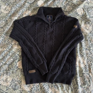 Seaside mörkblå halfzip - Säljer en snygg mörkblå halfzip från Seaside. Perfekt för dagarna nu till våren. Storleken är S/M och skicket är 9/10. Fraktar samma dag. 