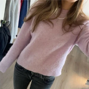 Rosa stickad tröja - Mysig rosa stickad tröja med långärmad design. Säljs pga måste rensa garderoben. 💕