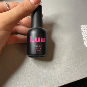 Ljusblå gelnagellack från Luu - Snyggt ljusblått gelnagellack från Luu, perfekt för en fräsch manikyr. Lacket är UV/LED-kompatibelt och kommer i en stilren svart flaska med rosa text. Nyansnummer 202.