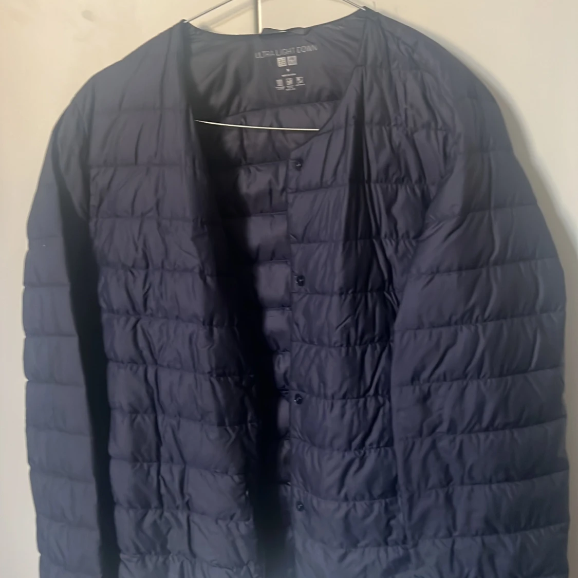 Mörkblå ultralätt dunjacka från Uniqlo