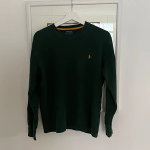 Mörkgrön tröja, Polo Ralph Lauren - Mörkgrön tröja från Polo Ralph Lauren. Perfekt för en avslappnad och snygg look.
