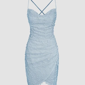 Ljusblå klänning - Snygg ljusblå klänning med broderade bladmönster och smala axelband. Helt ny med prislappen kvar. 