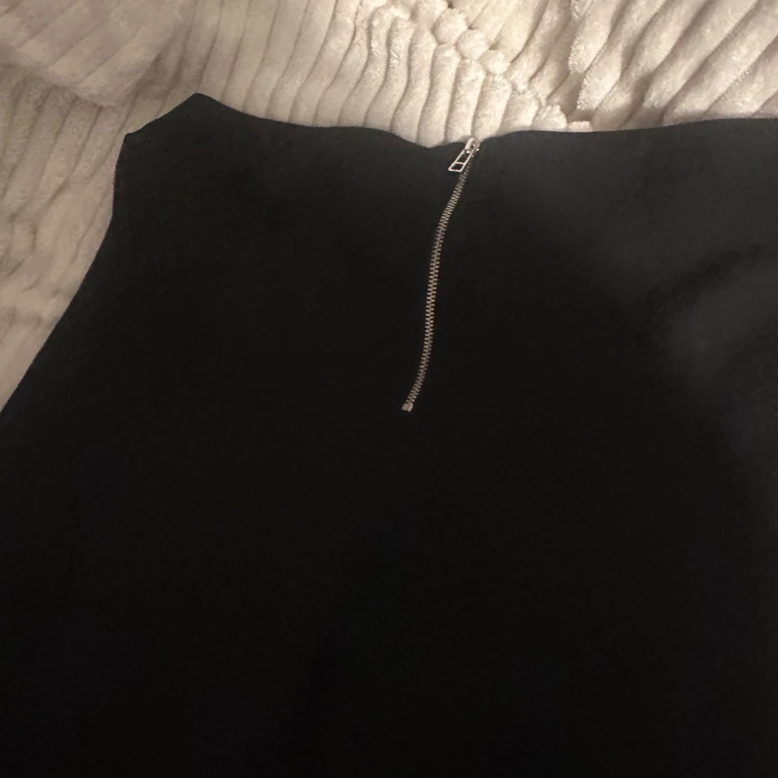 Svart byxa med dragkedja från H&M - 1