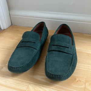 Gröna mockaloafers  - Snygga gröna loafers i mocka köpta i London och knappt blivit använda. Storlek 47 men sitter som 46.