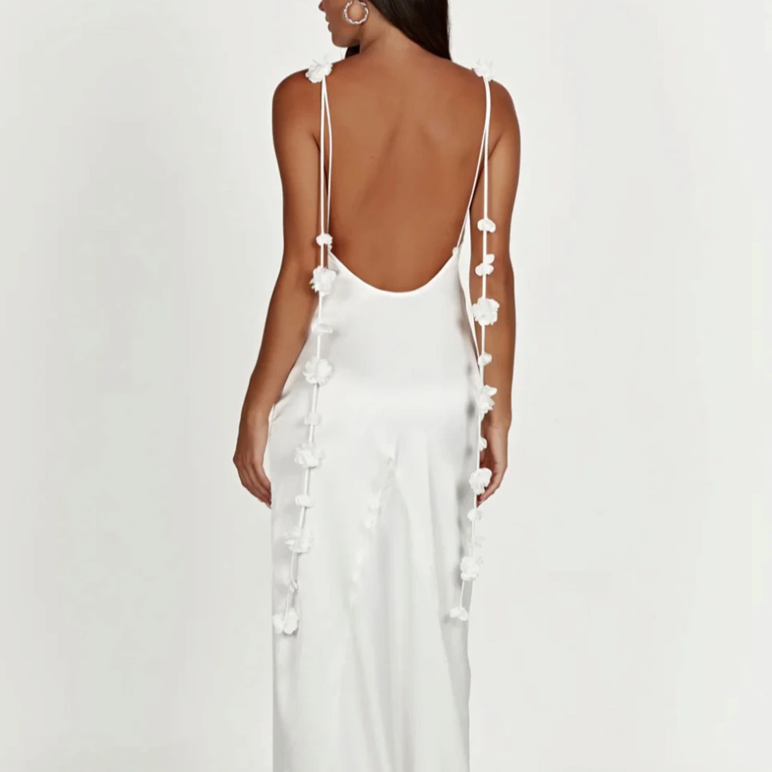 Vit långklänning med blommiga detaljer - 1