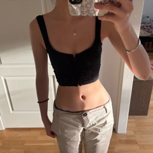 Svart korsett //  - Snygg svart korsett. Den är ärmlös och har en stilren design som passar perfekt för en trendig look. Perfekt för att lyfta vilken outfit som helst!