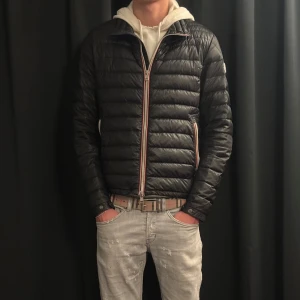 Daniel Giubbotto moncler jacka - Riktigt stilig och populär jacka från moncler i färgen svart. Jackan har jag fått i present och är 100% äkta. Bevis finns på sista bilden (ni som vet hur man legit checkar ser att den är äkta på bokstäverna) Nypris är cirka 7000kr. Struligt att stänga dragkedjan men den är fortfarande fungerande. Ena dragkedjan på fickan är lite trasig men inget som är något större synligt. Skick 6,5/10