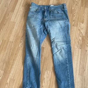 Blå jeans från Calvin Klein - Snygga blå jeans från Calvin Klein med en slim tapered passform. Jeansen är i bra skick och är i storlek 31/32! Bara höra av sig vid någon fundering!