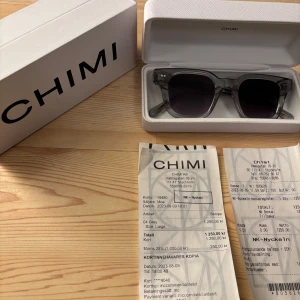 Chimi  - Chimi solglasögon i 04L(lite större än 04:or) grå köpta på NK och använd en sommar, de är i nyskick. De har en transparent grå båge och mörka linser. Kommer med kvittot. Kan också byta dessa mot ett par Brown 04L Chimi 