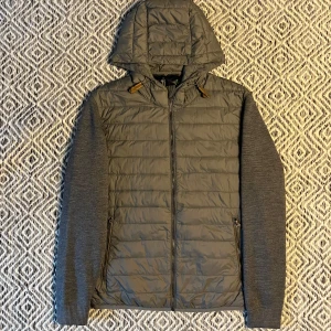 MASSIMO DUTTI CARDIGAN  - Tjena! Säljer nu denna Massimo Dutti Cardigan! | Skick 9/10 mycket bra | Nypris slutsåld | Mitt pris 799kr! | Postas eller möts upp i Gävle!