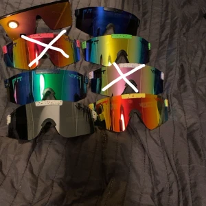 Pitvipers färgstarka  - Säljer flera par sportiga solglasögon med spegelglas i olika färger. De har en modern och futuristisk design med breda linser som ger bra skydd. Perfekta för utomhusaktiviteter och träning. Dom med vit kryss är sålda!