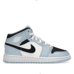Nike Air Jordans  - Snygga Nike Air Jordans i svart, vit och ljusblå. Skorna har en klassisk design med snörning och den ikoniska Nike-loggan på sidan. Perfekta för att ge din stil ett lyft! Bara att skriva privat för fler bilder eller vid frågor.💗