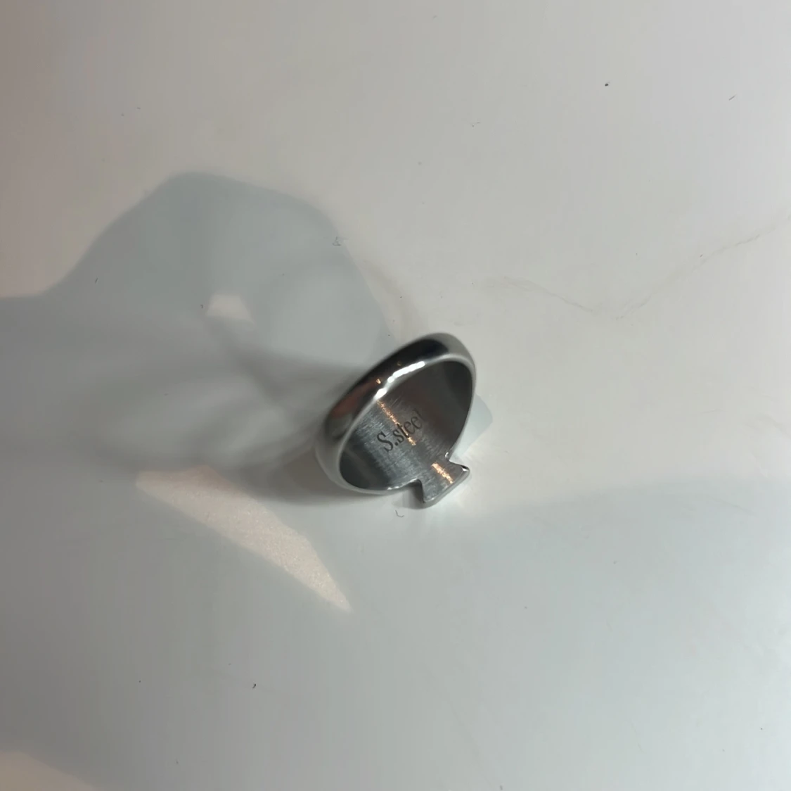 Silverring med svart spadermotiv - 4