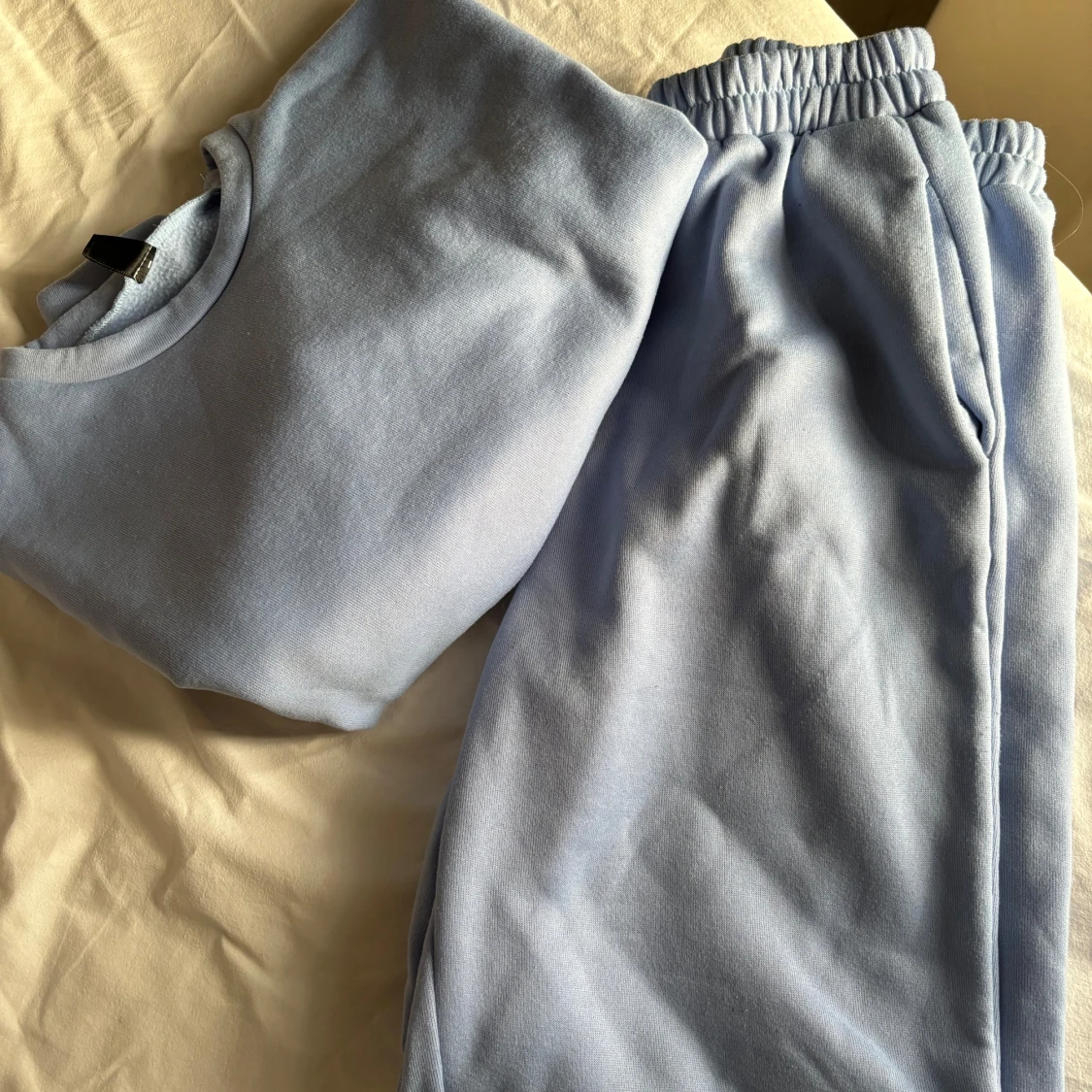 Ljusblå croppad tröja och byxor