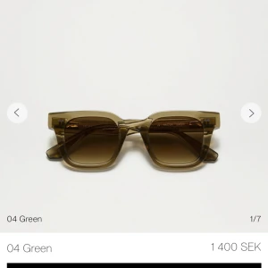 Gröna solglasögon från Chimi - Snygga gröna solglasögon från Chimi med en fyrkantig form. De har en stilren design och kommer med ett matchande fodral. Perfekta för att ge din stil en cool touch.