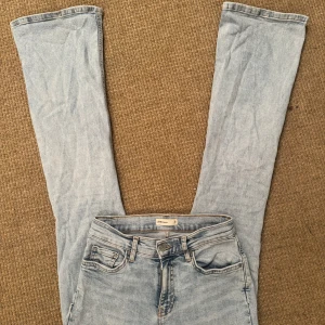Ljusblåa jeans - Snygga knappt använda lågmidjade ljusblåa jeans i storlek 34. Inga slitningar och väldigt bra kvalitet❤️
