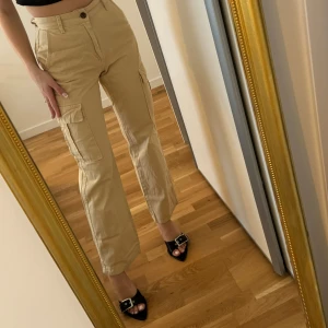 Beige cargopants - Snygga beige cargopants med hög midja och raka ben. Cargo byxor stradivarius