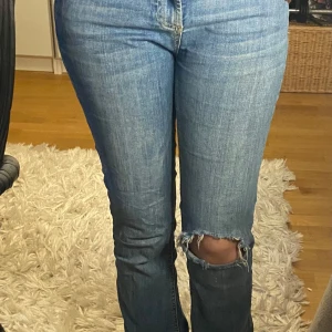 Blå jeans från Zara - Snygga blå jeans från Zara, mid waist. Säljer då jag inte använder de så mycket💗