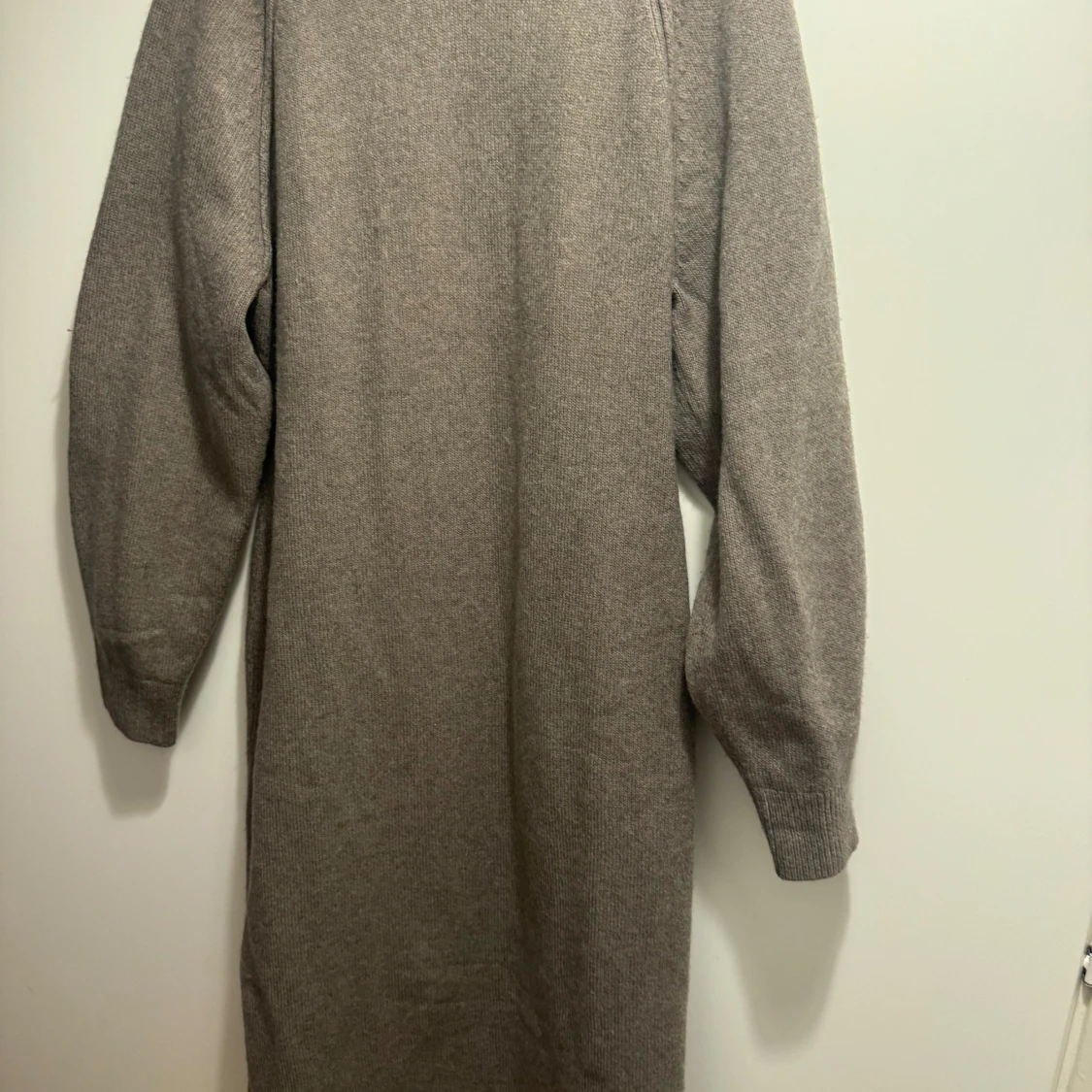 Beige långärmad klänning