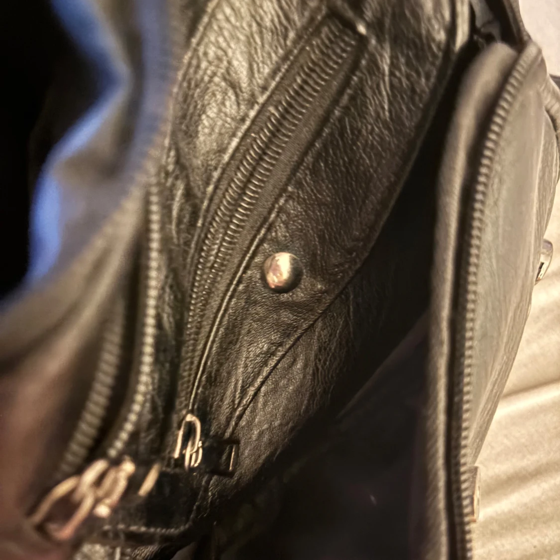 Svart axelväska med hjärtdetaljer - 2