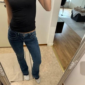 Blå bootcut jeans från LTB - Säljer ett par snygga blå bootcut jeans från LTB. De är lågmidjade och är väldigt sparsamt använda. Det är den populära modellen Valerie, med storleken 26/32. Passar mig bra som är ca 168 cm🩷 Sömmen är uppsprättd är nere, men går att sy tillbaka ifall man vill det, annars tycker jag det är en snygg detalj!❣️