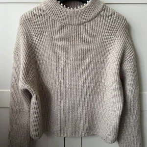 Beige stickad tröja från H&M - Beige stickad tröja från H&M med pärldetaljer