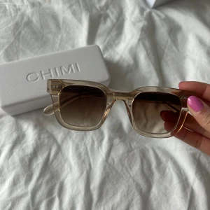 chimi solglasögon  - chimi solglasögon i 04 ecru nypris: 1400kr