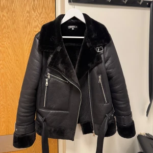 Missguided jacka - Snygg svart missguided jacka i jättebra skick! Inga defekter överhuvudtaget .