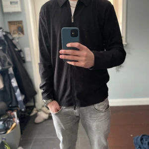 Svart tröja med dragkedja från Selected Homme - Snygg svart tröja från Selected Homme med fullzip framtill. Riktigt stilren och skön tröja som är i bra skick, inga defekter. Storlek S men passar M. Skriv vid funderingar eller intresse😊