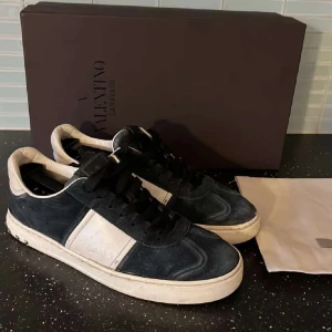 Valentino flycrews  - Snygga Valentino flycrews i mörkblå mocka. Skorna är i bra skick använda ett fåtal gånger. Några nitar borta. Tveka inte på att höra av dig vid funderingar. Kan sänka priset vid snabb affär.