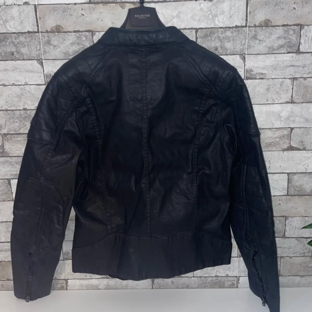 Snygg svart skinnjacka från G-Star RAW med dragkedja och ståkrage. Jackan har långa ärmar och två framfickor med dragkedjor. Är en äldre model som bara legat i garderoben.. Takit.