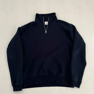 Mörkblå half zip tröja från Zara - Mörkblå tröja från Zara med hög krage och half zip-dragkedja.Fint skick för att vara använd. Nypris ca 400-500kr – mitt pris: 150kr 