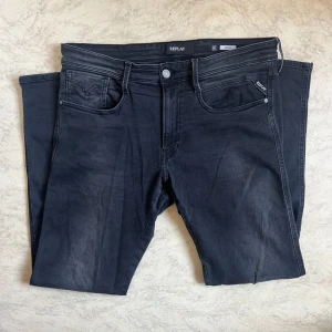 Svarta Replay Anbass jeans - Otroligt stiliga Replay anbass jeans storlek W34/L32. Skriv vid frågor :) 