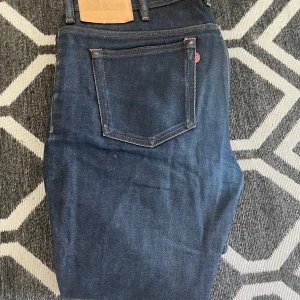 Acne Studios Vintage Jeans - Autentiska snygga jeans från acne studios. Mörkblå tvätt med storleken 33/34. Har passformen slim-raka. Hör av dig om du har fler funderingar!