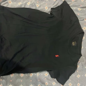 Ralph louren t-shirt  - Navy blue. Gott skick. Pris:250kr, storlek medium men passar S 