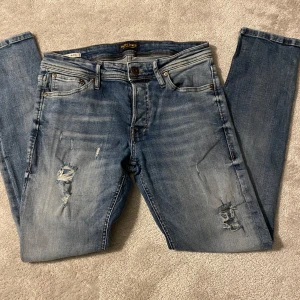 Jack n Jones jeans med slitningar - Säljer dessa ass feta Jack n Jones jeans med slitningar. Jeansen är storlek W30 L30. Skriv för frågor 