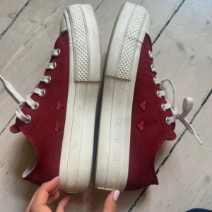Converse - Super coola converse! Inga tecken på användning (förutom undersulan, men inget man tänker på eller ser när man har på sig de) köptes för 1000kr. Använda fåtal gånger. 