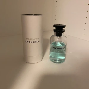 Louis Vuitton imagination - Säljer en flaska parfym från LV. Jag har tröttnat på den och vill sälja den så snabbt som möjligt för ett ganska lågt pris. Råkade tappa förpackningen utomhus, därför är den lite smutsig. Priset kan diskuteras!