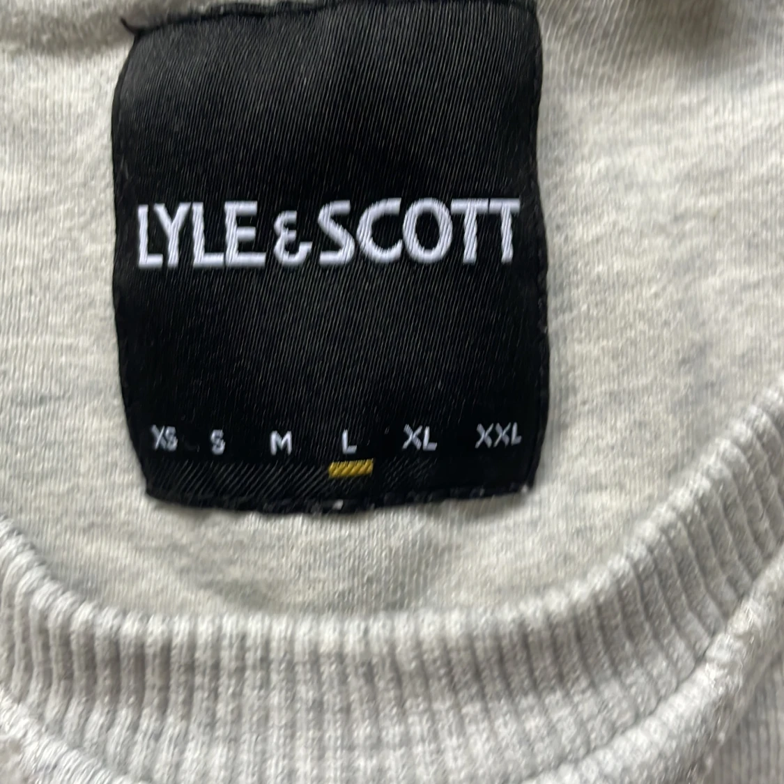 Ljus grå sweatshirt från Lyle & Scott - 1