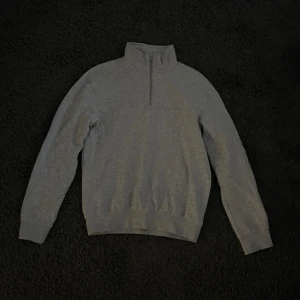 Half zip - Grå half zip tröja. Storlek XS
