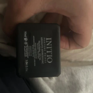 Initio Absolute Aphrodisiac parfym - Initio Absolute Aphrodisiac är en lyxig parfym i en svart, fyrkantig flaska på 90 ml. Flaskan har en stilren design med vit text och känns exklusiv och modern. Perfekt för dig som gillar unika och kraftfulla dofter.