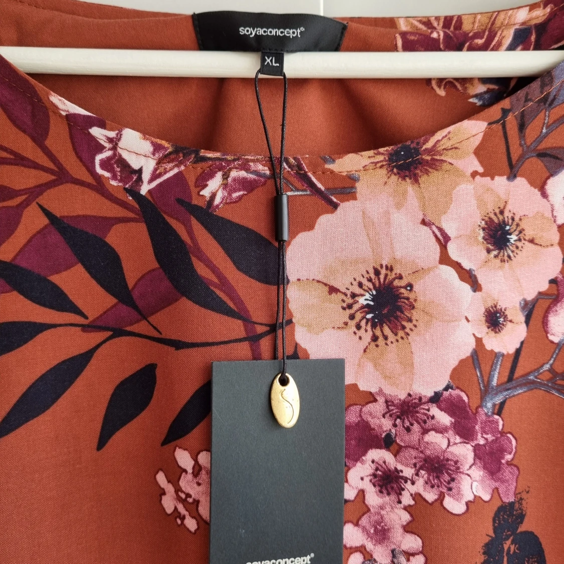 Blommig rostfärgad blus från Soyaconcept - 2